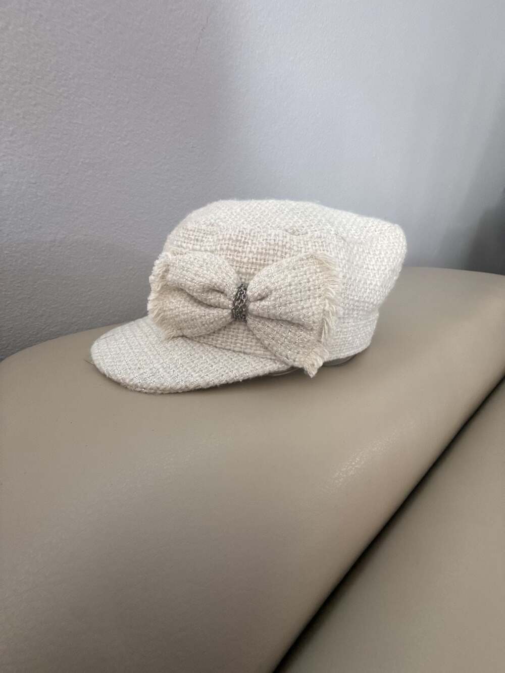 D&Y Elastafit Newsboy Cap One Size Fits Most Cream Tweed Bow Hat WCD5114